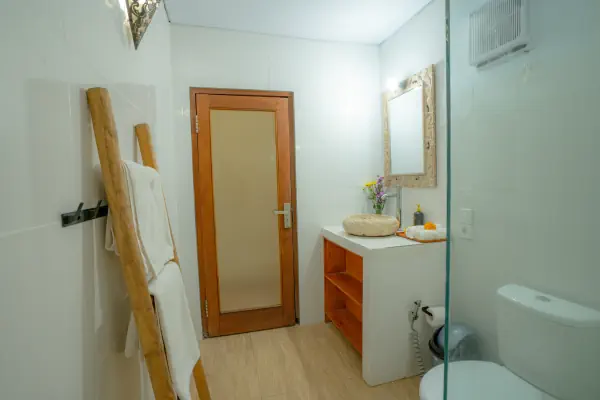 room 2 toilet 03