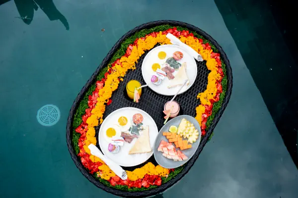 floating breakfast 04