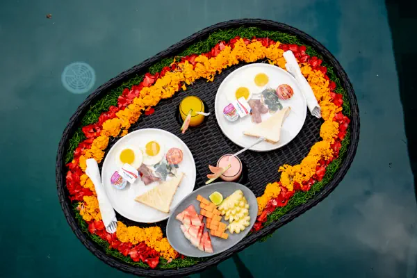 floating breakfast 05