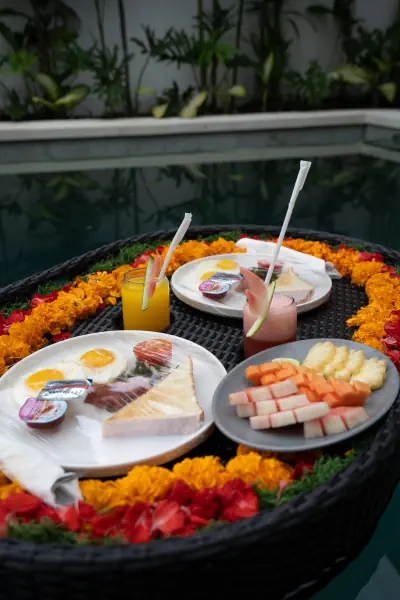 floating breakfast 06