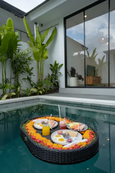 floating breakfast 09