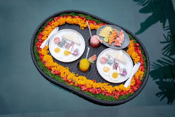 floating breakfast 12