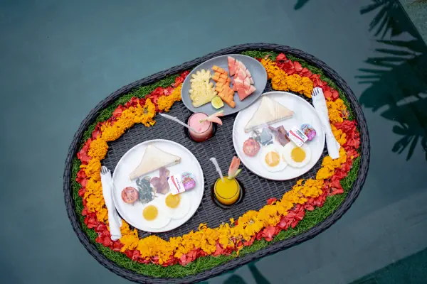 floating breakfast 13