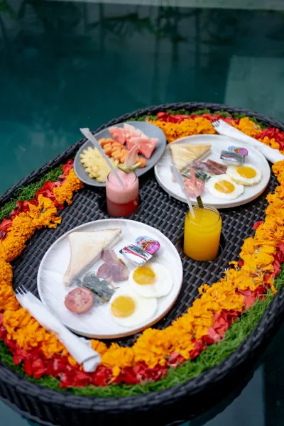 floating breakfast 14